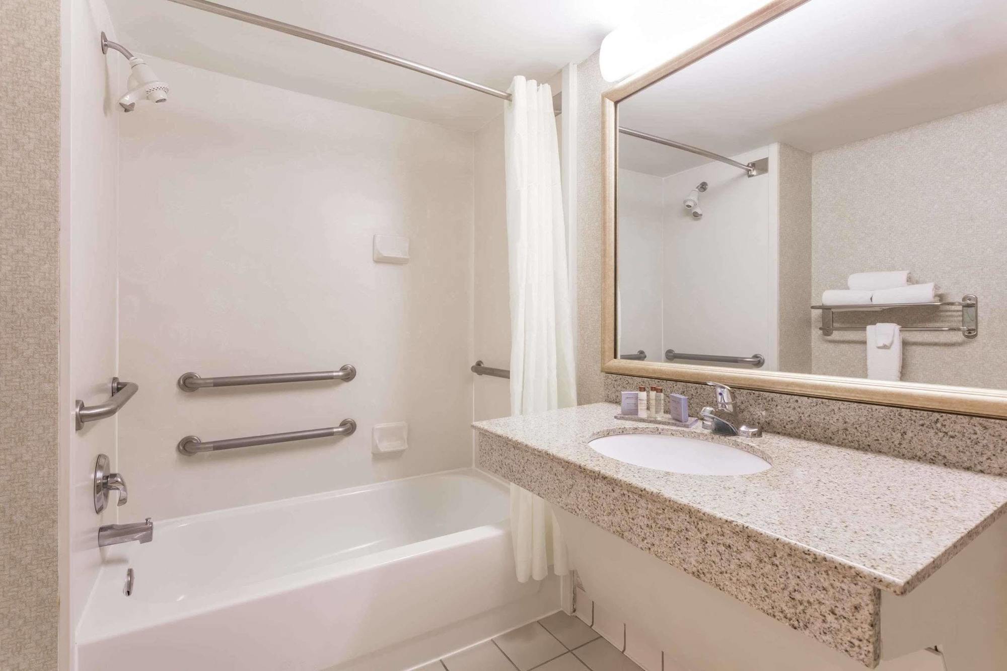 La Quinta By Wyndham North Columbus